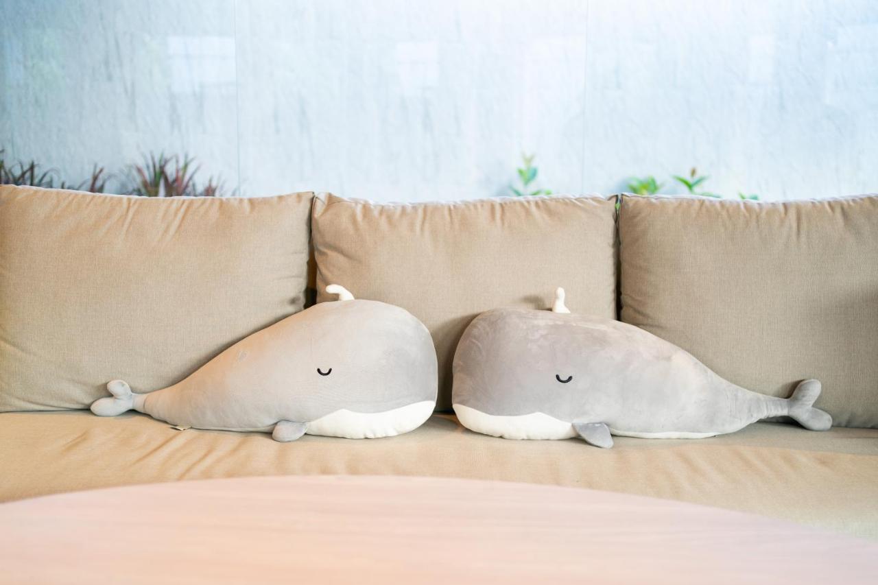 攀瓦布里海滨度假村【SHA Extra Plus】 攀瓦海滩 外观 照片 Two plush versions of the character.